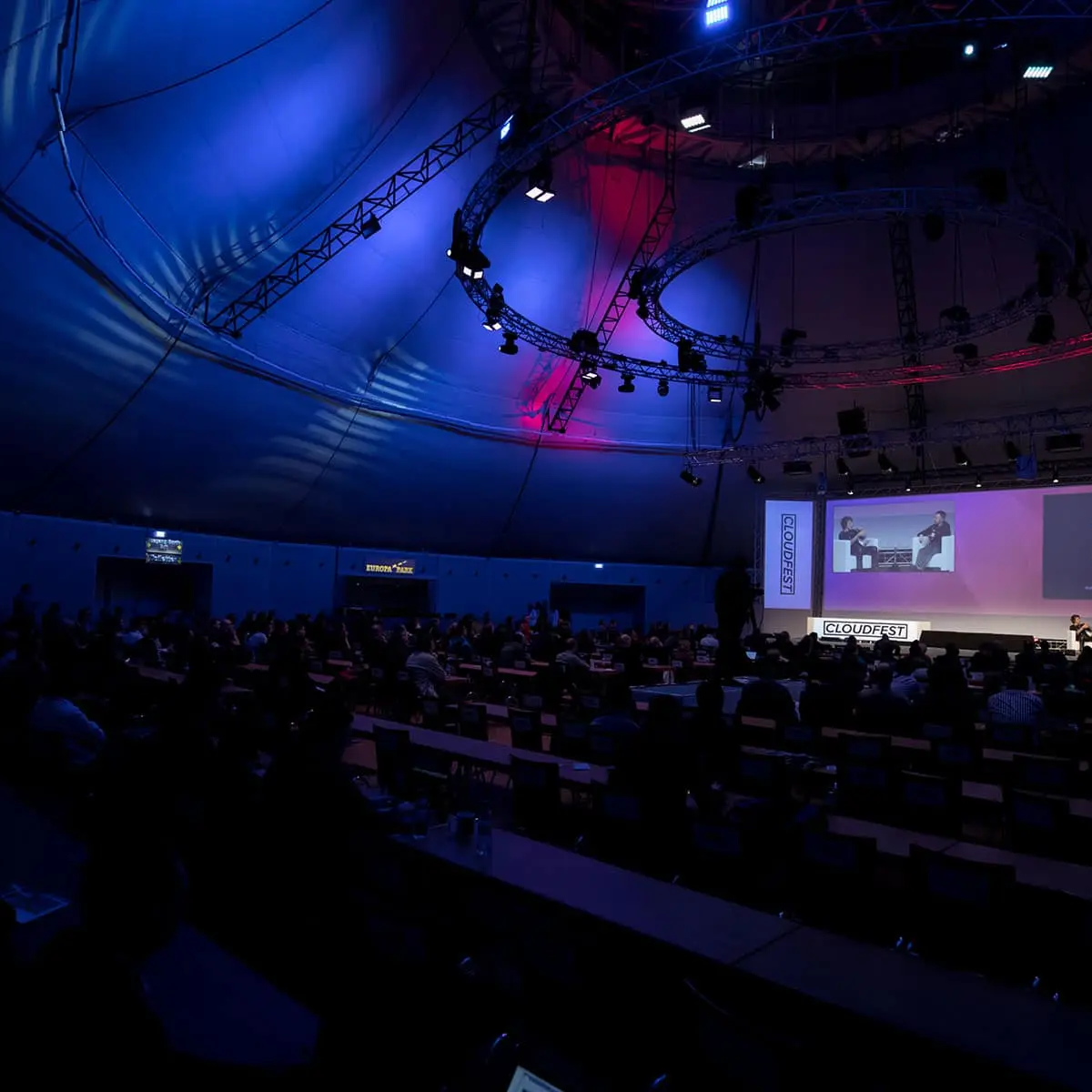 Cloudfest Evetnsaal voller Besucher, die einer Podiumsdiskussion folgen