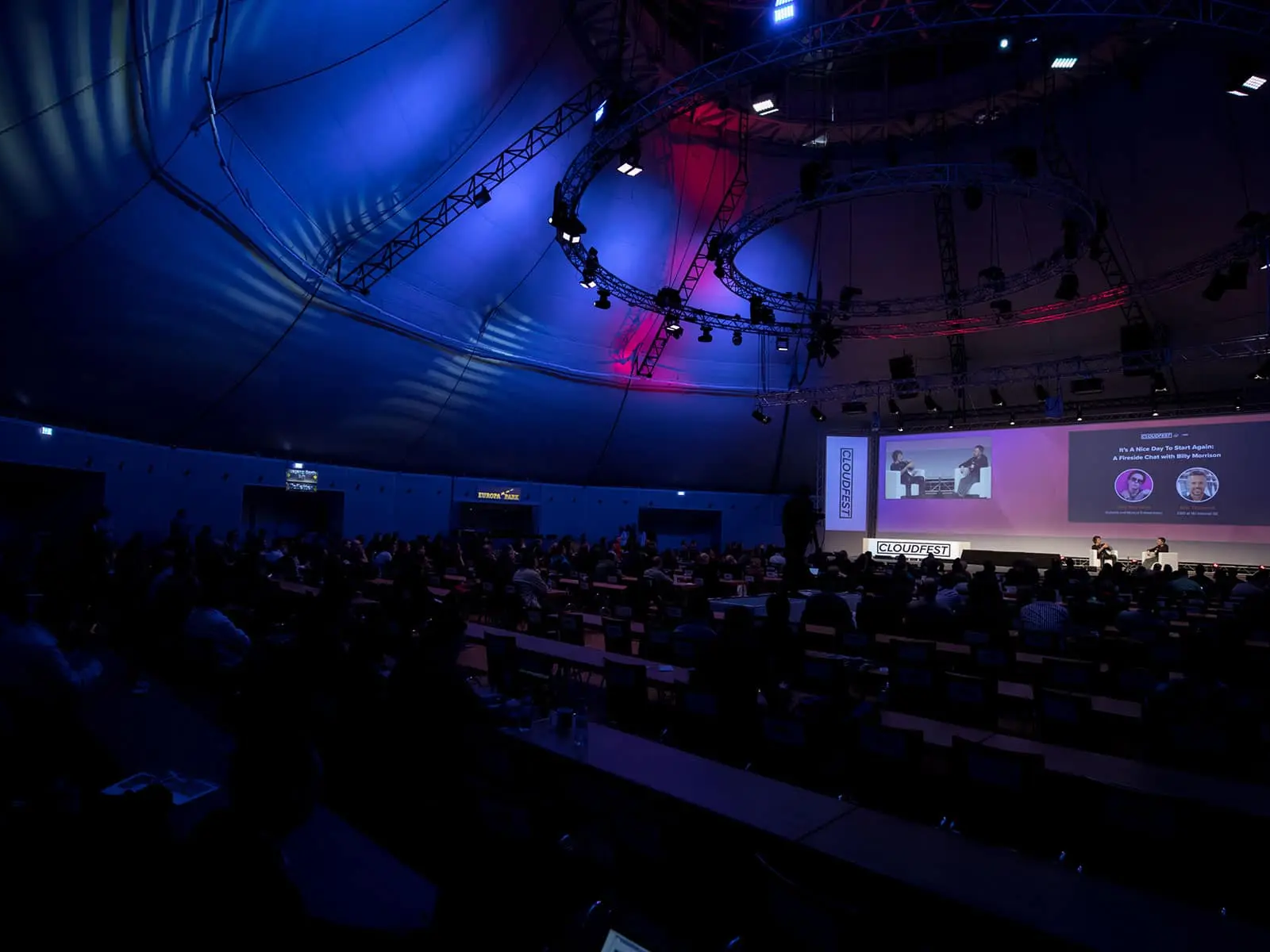 Cloudfest Eventsaal voller Besucher, die einer Podiumsdiskussion folgen