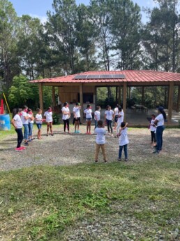 RNT Education Schüler im Kreis Mariposa Mountain School